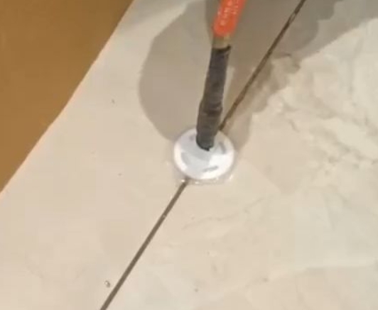 巩义瓷砖空鼓维修公司专业解答瓷砖在铺贴过程中，如果没有涂抹均匀到位的粘结材料（如水泥砂浆或瓷砖胶），可能会导致以下问题